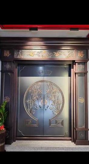 大门颜色搭配指南：红色、黑色、白色与自然风格