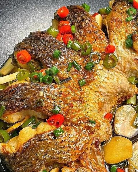 小鲤鱼炖法详解：营养美味食谱分享