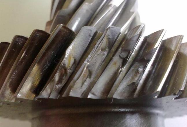 开式齿轮传动失效原因解析
