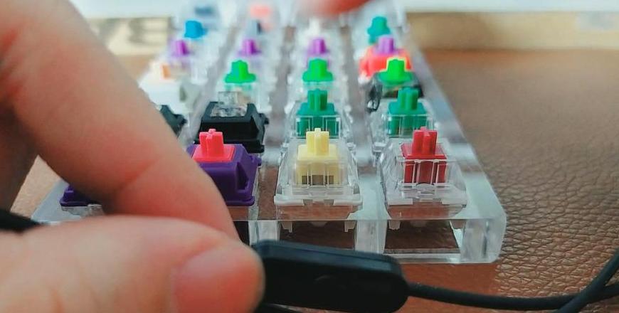 机械键盘轴体选择指南：线性与段落轴详解