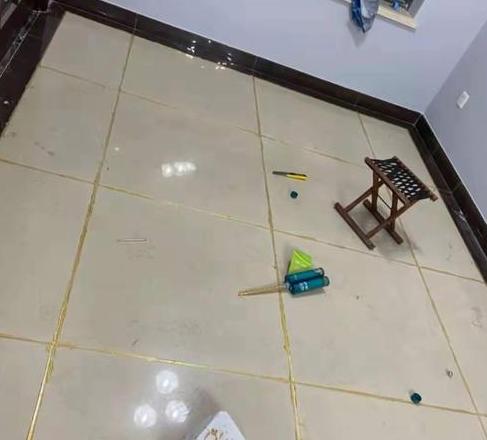 地砖美缝胶印清洁攻略：高效去污技巧分享