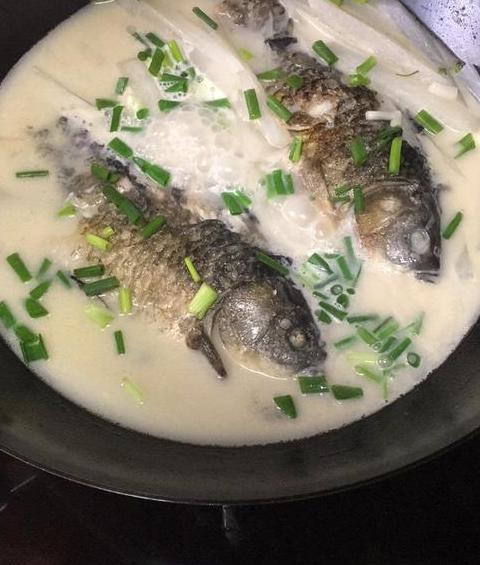 小鲫鱼炖煮技巧：家常美味做法分享