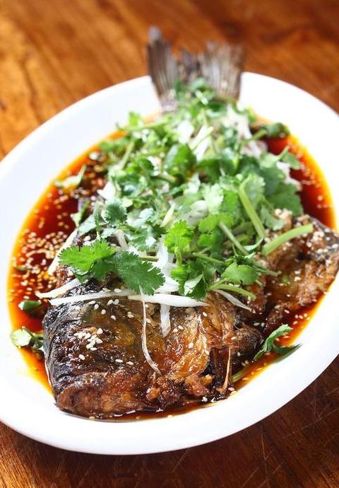 炖鱼秘籍：生姜、葡萄酒、醋的最佳搭配