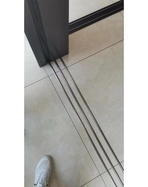 推拉门地轨更换与自粘地轨安装指南